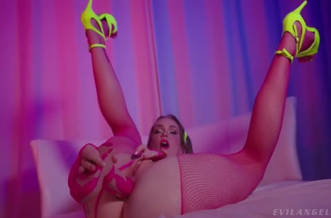 Scarlet Chase в эротичном прикиде устроила очередной анальный разврат