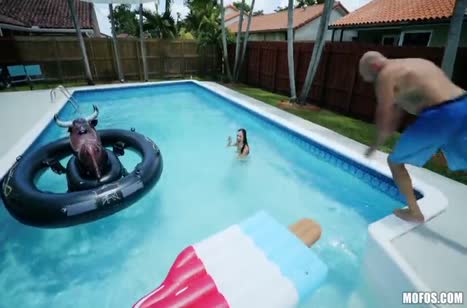 Молодая соседка откровенно заигрывает с соседом во дворе