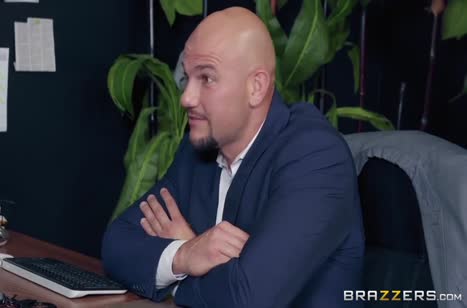 Симпотная бабенка страстно сосет боссу под столом