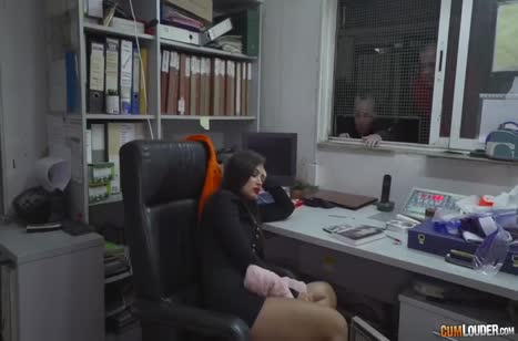 Пошлая начальница с удовольствием  дала подчиненным