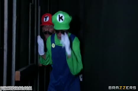 Принцесса Brooklyn Chase не против трахнуться с братьями Марио