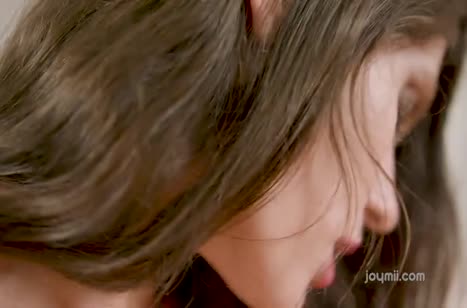 Жена завязала мужу глаза и устроила красивую оргию