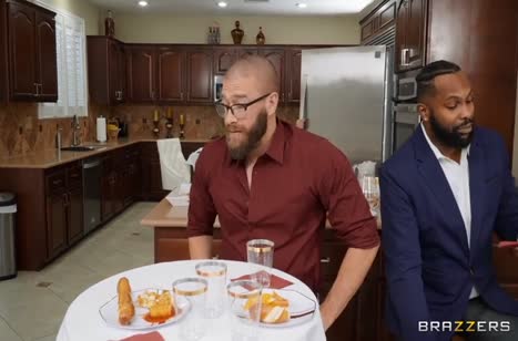 Сучка в блестящем платье снимает с мужика штаны