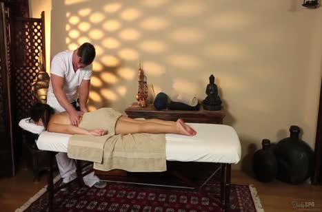 Массажист приласкал молодую азиатку на кушетке