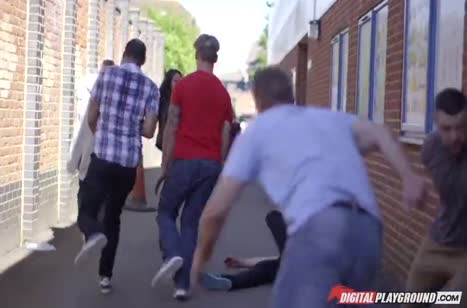 Крепкому бойцу в награду досталась Eva Lovia