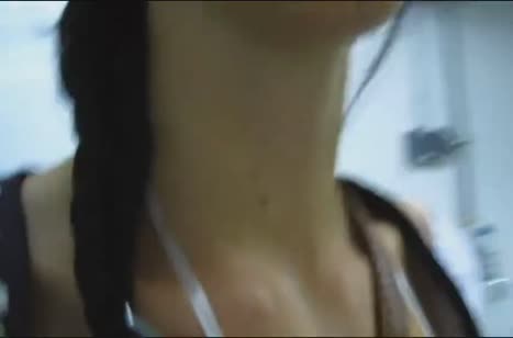 Скромная телочка в шляпе аккуратно делает минет