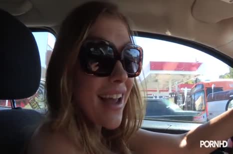 Деваха отставила большую задницу для на анала