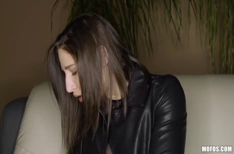 Красивая Abella Danger круто прыгает на члене